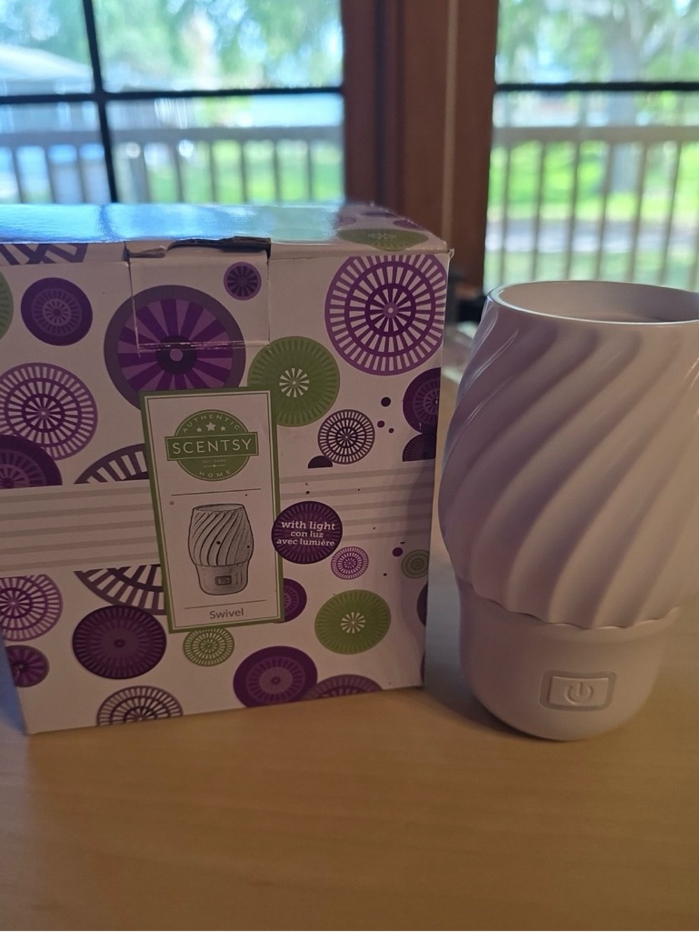Scentsy Swival diffuser with light NEW